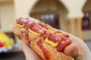 Existem diversas franquias baratas de alimentação para quem quiser oferecer comida rápida como lanches prontos, pães ou sorvetes. O mercado das franquias tem se mostrado bem atrativo para o empreendedor, com baixo custo de investimento, plano de negócio e ferramentas para trabalhar tudo prontinho. Sendo assim, se você é uma dessas pessoas que buscam empreender gastando pouco, saiba que apostar em franchisings de alimentação pode ser um excelente negócio. Quer conhecer quais as franquias baratas de alimentação? Então não saia deste artigo, que traz a lista das principais e mais lucrativas. Franquias baratas de alimentação - Lista das mais baratas e lucrativas Investir em franquias de alimentação pode ser um excelente negócio, já que busca por comer fora está sempre em alta, sendo um segmento bem aquecido. Neste sentido, apostar em franchising do ramo alimentício pode trazer retornos financeiros consideráveis, levando em consideração o valor de investimento e o tempo curto de retorno. Franquia PremiaPão A PremiaPão foi selecionada pela Associação Brasileira de Franquias (ABF), como a mais procurada microfranquia de 2020. Contudo, esse tipo de microfranquia é destinada às pessoas que não querem investir toda a sua rotina no negócio, sendo um sistema home-based, com sede na residência do empreendedor. • Valor de investimento inicial: A partir de R$ 10 mil • Faturamento: Em média R$ 12 por produção de 30 mil sacos de pão • Retorno do investimento: De 1 a 6 meses Monster Dog Com início dos trabalhos em 2010, a Monster Dog é um tipo de franquiada para quem busca empreender no ramo de produção e venda de comidas rápidas (Fast Food). Desse modo, o empreendedor poderá investir em um quiosque ou loja própria, oferecendo o tradicional cachorro-quente e variações do prato. • Valor de investimento inicial: A partir de R$ 100 mil • Faturamento: Em média R$ 30 mil • Retorno do investimento: De 18 a 24 meses Akasa do Açaí AKasa do Açaí ingressou no ramo de franquias de alimentação no ano de 2016, e hoje conta com 13 unidades espalhadas em Minas Gerais e São Paulo. Portanto, com o verão chegando, esta é mais uma opção para quem deseja montar um negócio próprio, com baixo investimento e retorno rápido. • Valor de investimento inicial: A partir de R$ 60 mil • Faturamento: Em média R$ 20 mil • Retorno do investimento: De 12 a 24 meses Albert´s Famous A franquia da Albert´s Famous é uma rede de alimentos em formato de Hambúrgueres Premium, possuindo sede em Joinville/SC, e hoje conta com mais de 8 lojas de franquiados. Esse número de franquias pode até parecer baixo, mas saiba que a empresa ingressou no franchising neste ano de 2020. • Valor de investimento inicial: A partir de R$ 67 mil • Faturamento: Em média R$ 22 mil a R$ 35 mil • Retorno do investimento: De 6 a 24 meses N1 Chicken O delivery neste ano de 2020 esteve super em alta, por isso, a N1 Chicken é uma franquia barata de alimento muito atrativa investir. Com o carro chefe da marca sendo frango frito, seu negócio vai oferecer um alimento feito com ingredientes de qualidade e temperos 100% brasileiros. • Valor de investimento inicial: A partir de R$ 74 mil • Faturamento: Em média R$ 60 mil • Retorno do investimento: De 9 a 16 meses Saiba que comprar uma franquia de qualquer segmento exige cuidados, sempre fazendo um raio-x da empresa, estudar sobre o produto e se preparar para administrar o negócio. Não é só por que você está investindo boa parte do seu dinheiro para empreender com franchising, que na prática não terá desafios. Portanto, faça um planejamento do seu negócio e escolha as melhores e mais lucrativas franquias baratas de alimentação para investir.