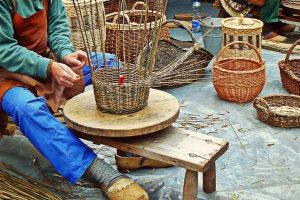 fabricante de cestas de vime bambu palha e cipó