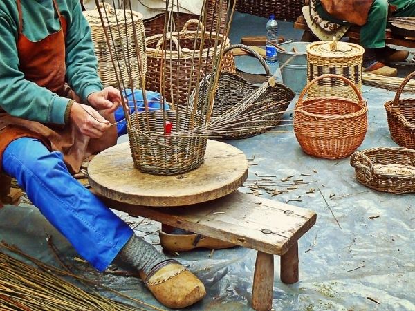 fabricante de cestas de vime bambu palha e cipó